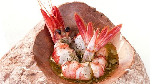 Gamba roja con su coral en aceite de azafrán y sal de caviar